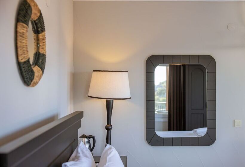 اتاق لوکس با چشم‌انداز دریا, Hill House Adult Only
