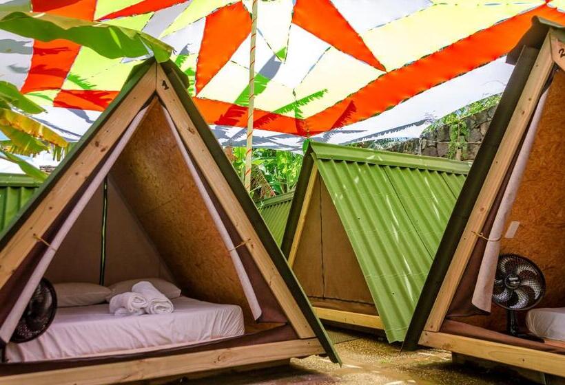چادر با خدمات رفاهی استاندارد, Clan.destino Hostel