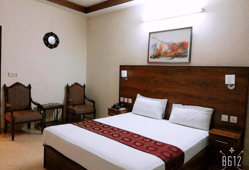 اتاق استاندارد با تخت بزرگ, Fiesta Inn  & Resorts Multan