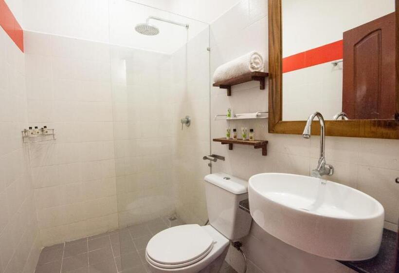 اتاق استاندارد سه نفره, Mad Monkey Hostel Phnom Penh