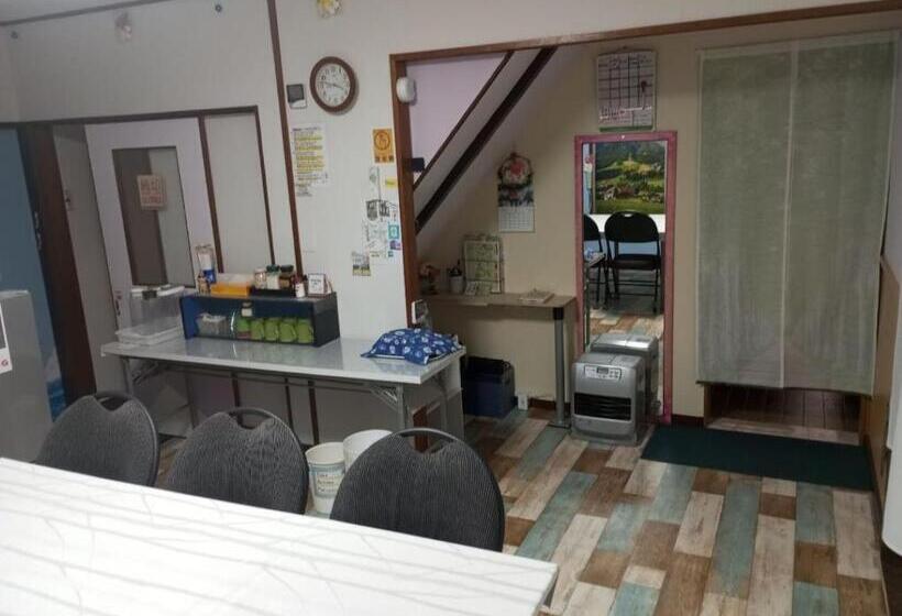 اتاق خانوادگی, Mike S B&b Tokoname