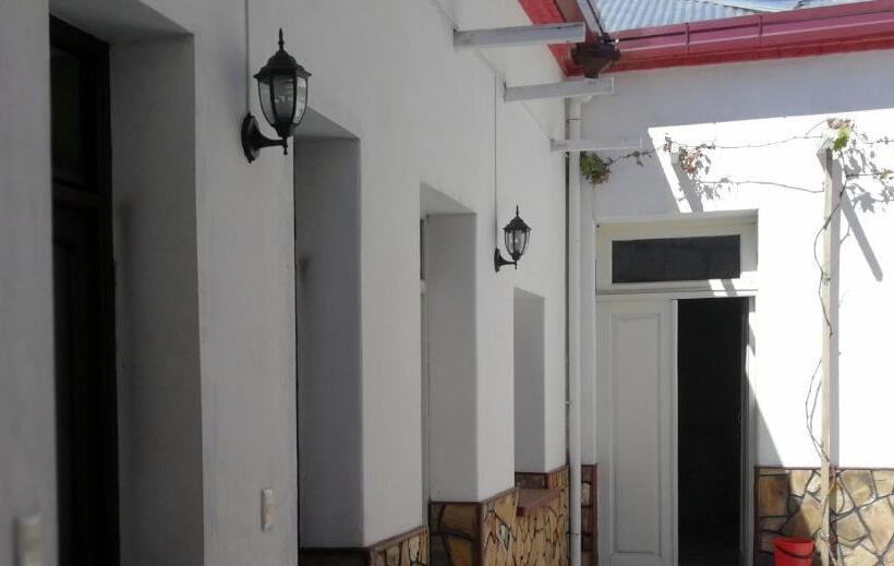 تختخواب در اتاق مشترک, Tierra Nuestra