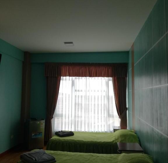 اتاق استاندارد سه نفره, The Oruro Inn