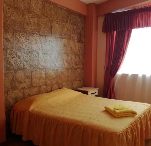 اتاق استاندارد, The Oruro Inn
