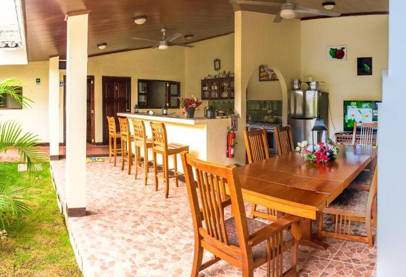 اتاق استاندارد با سرویس بهداشتی مشترک, Casa Lula León Hostal