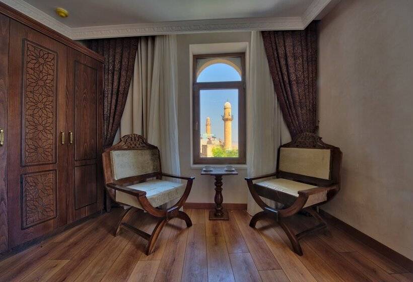 اتاق لوکس, Kaya Ninova
