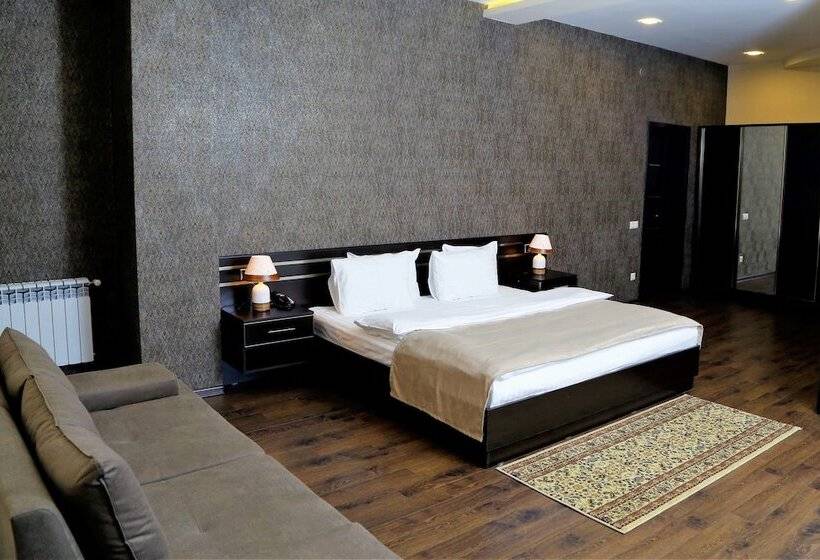 سوئیت راحتی, Tomu S