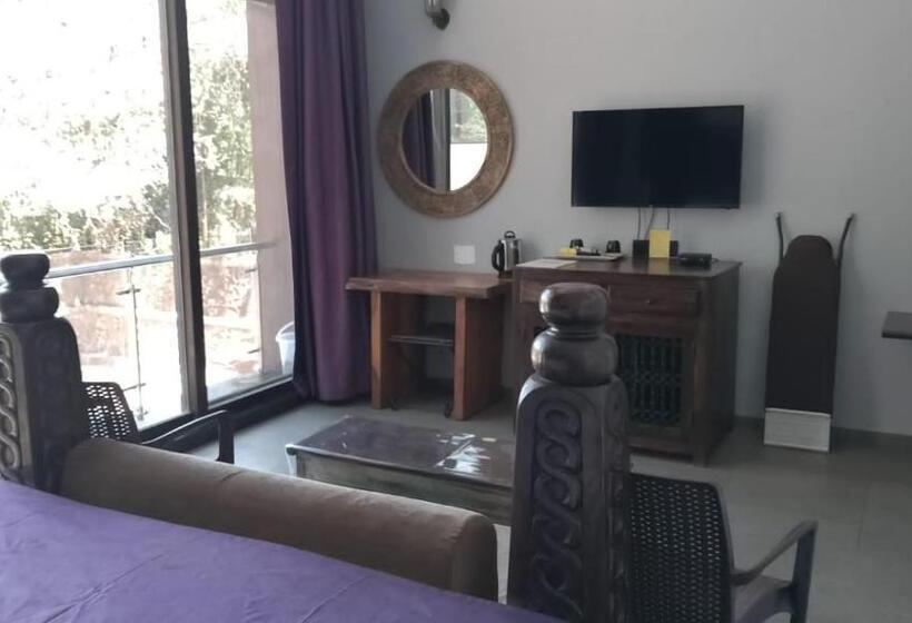 Люкс Классика, Triose Boutique Hotel Lonavala