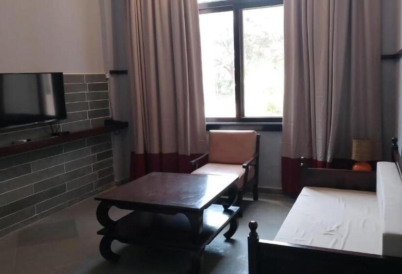 Люкс Классика, Triose Boutique Hotel Lonavala