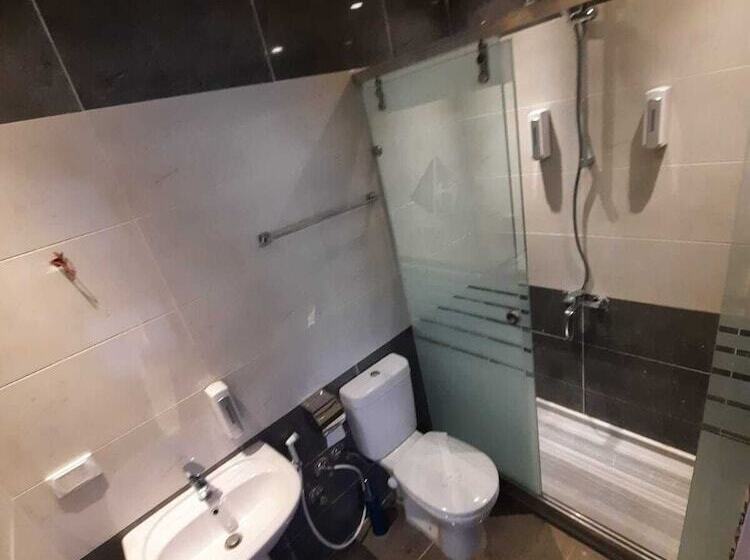 اتاق لوکس سه تخته, Midtown Hostel