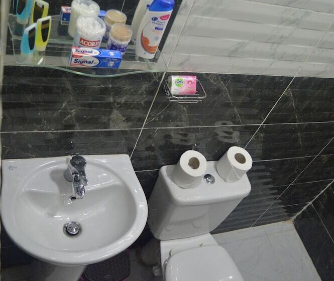 اتاق لوکس سه تخته, Midtown Hostel