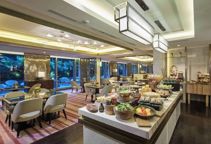 اتاق استاندارد با چشم‌انداز استخر, Hilton Manila