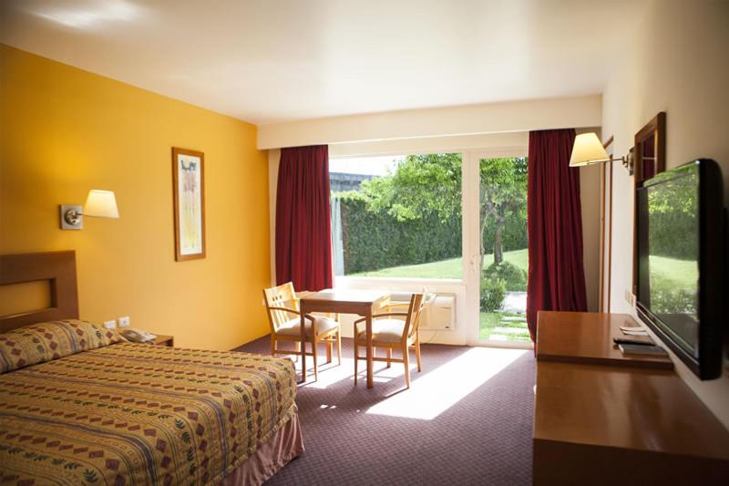 اتاق اجرایی با تخت بزرگ, Paradise Inn