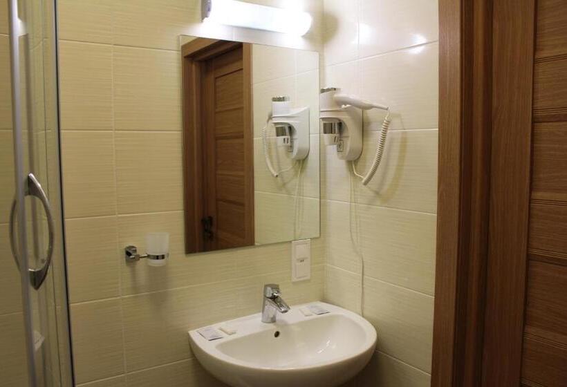 Economy Triple Room, Passage
