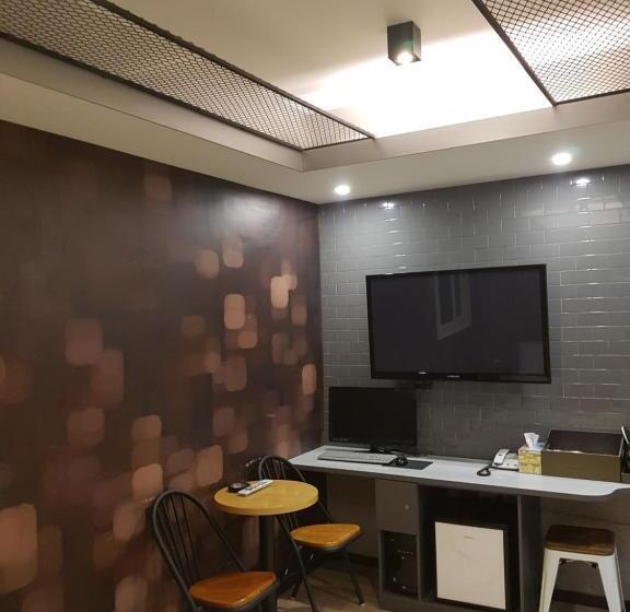 اتاق استاندارد, Line Motel