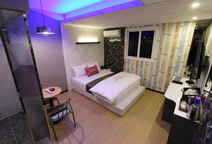 اتاق استاندارد, Line Motel