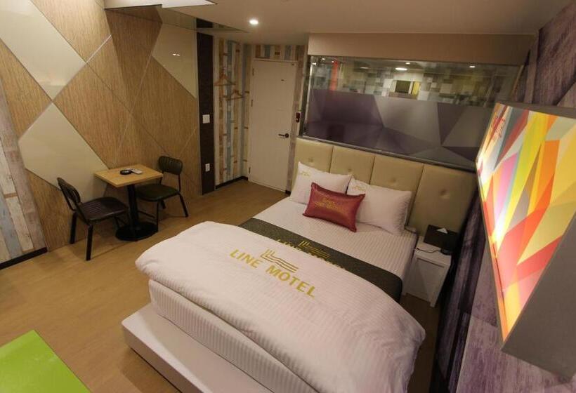 اتاق لوکس, Line Motel