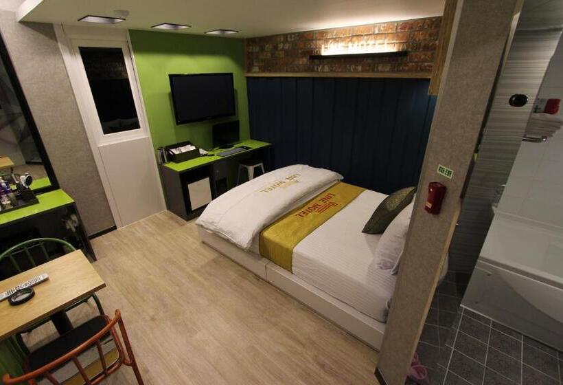 اتاق لوکس, Line Motel