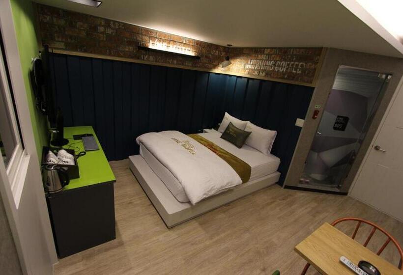 اتاق لوکس, Line Motel