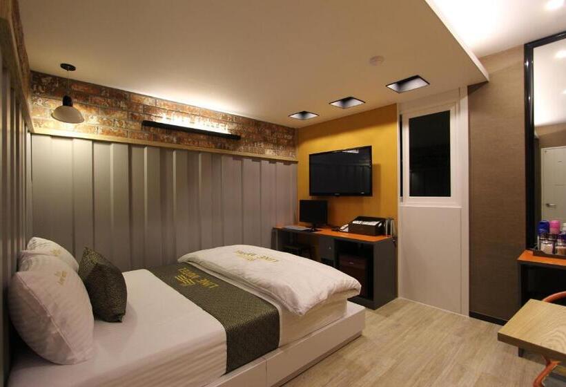 اتاق لوکس, Line Motel