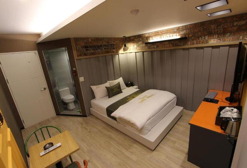 اتاق لوکس, Line Motel