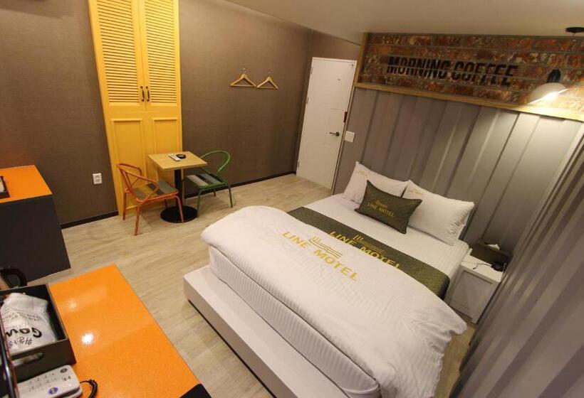 اتاق لوکس, Line Motel