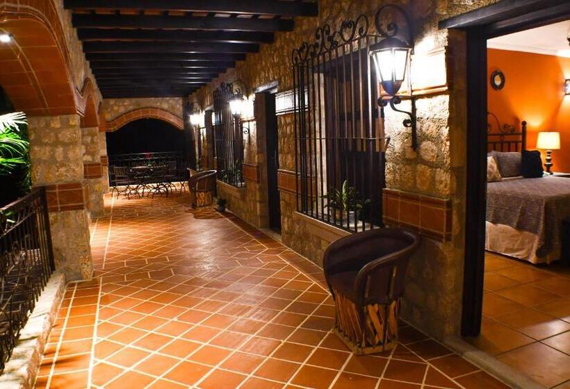 سوئیت با بالکن, Hacienda San Vicente