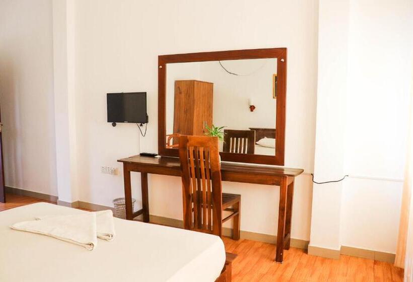 اتاق لوکس با بالکن, Ritz Gate Kalutara