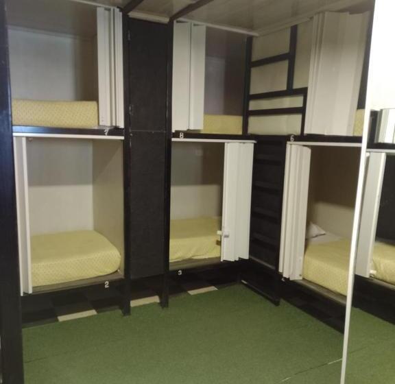 تختخواب در اتاق مشترک, Hostel La Antigua Capsula