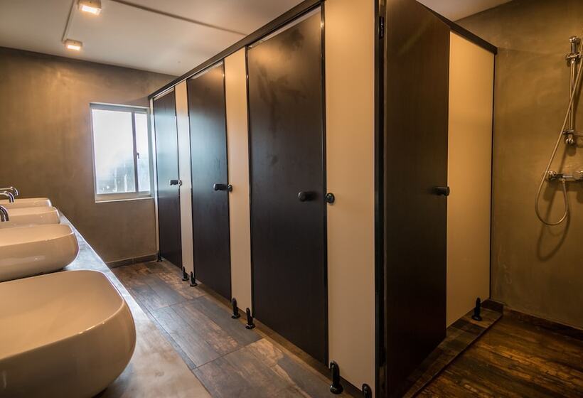 Кровать в Общей Комнате, Island Hostels