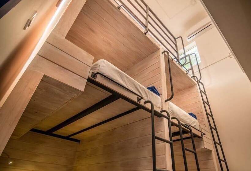 Кровать в Общей Комнате, Island Hostels