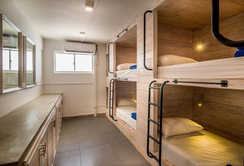 Кровать в Общей Комнате, Island Hostels
