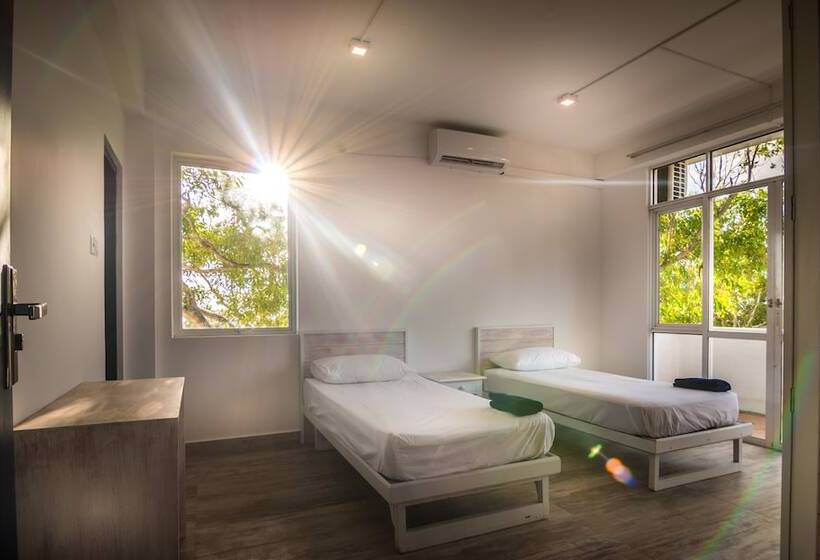 Номер Премиум, Island Hostels