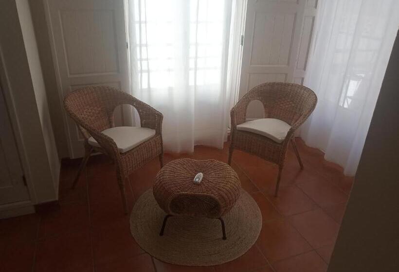 اتاق اساندارد با چشم‌انداز جانبی به دریا, Hakuna Matata Hostel