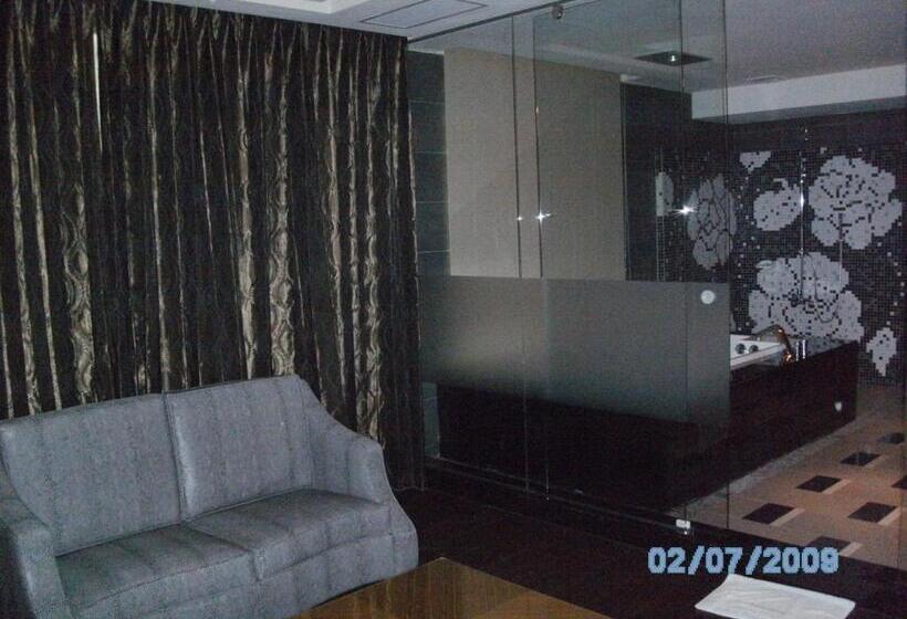 اتاق استاندارد با چشم‌انداز کوهستان, Milan Motel