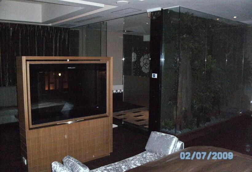 اتاق استاندارد با چشم‌انداز کوهستان, Milan Motel