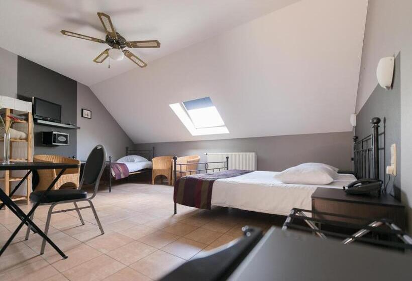 اتاق استاندارد سه نفره, Auberge De La Lesse