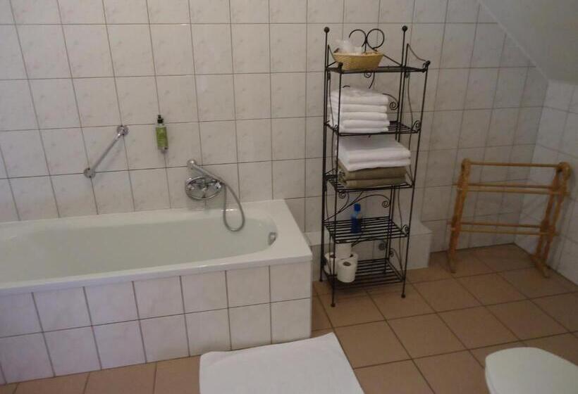 اتاق استاندارد چهار تخته, Auberge De La Lesse