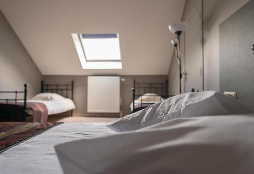 اتاق استاندارد چهار تخته, Auberge De La Lesse
