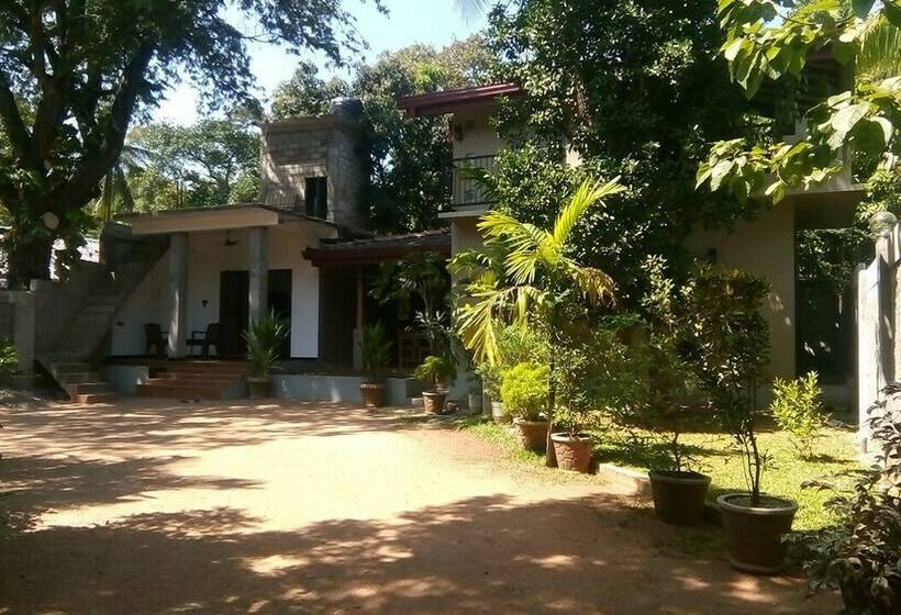 اتاق لوکس با چشم‌انداز باغ, Umesh Home Stay