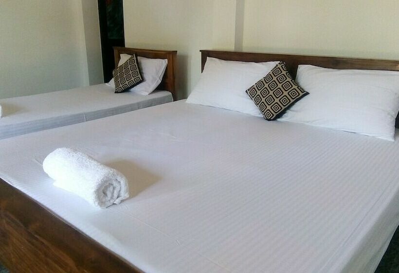 اتاق لوکس با چشم‌انداز باغ, Umesh Home Stay