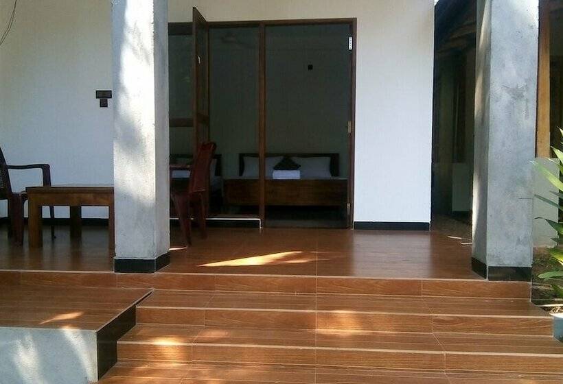 اتاق لوکس با چشم‌انداز باغ, Umesh Home Stay