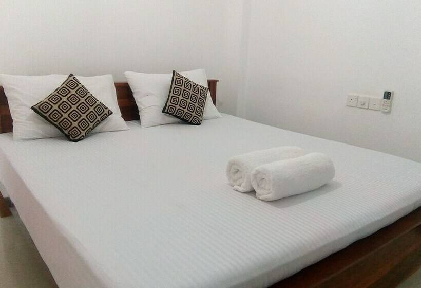 اتاق لوکس با چشم‌انداز باغ, Umesh Home Stay