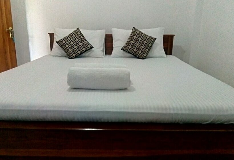 اتاق لوکس با چشم‌انداز باغ, Umesh Home Stay