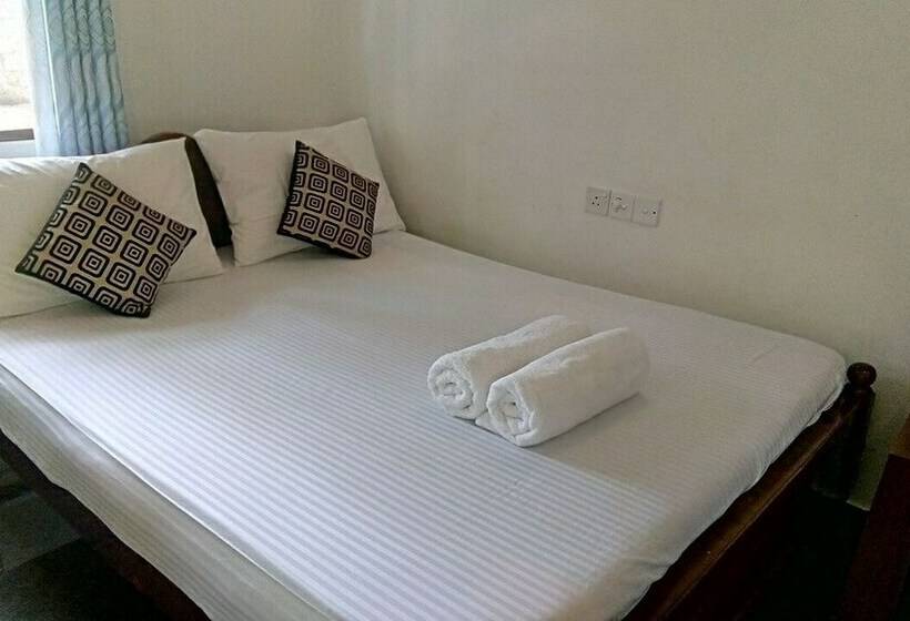 اتاق لوکس با چشم‌انداز باغ, Umesh Home Stay