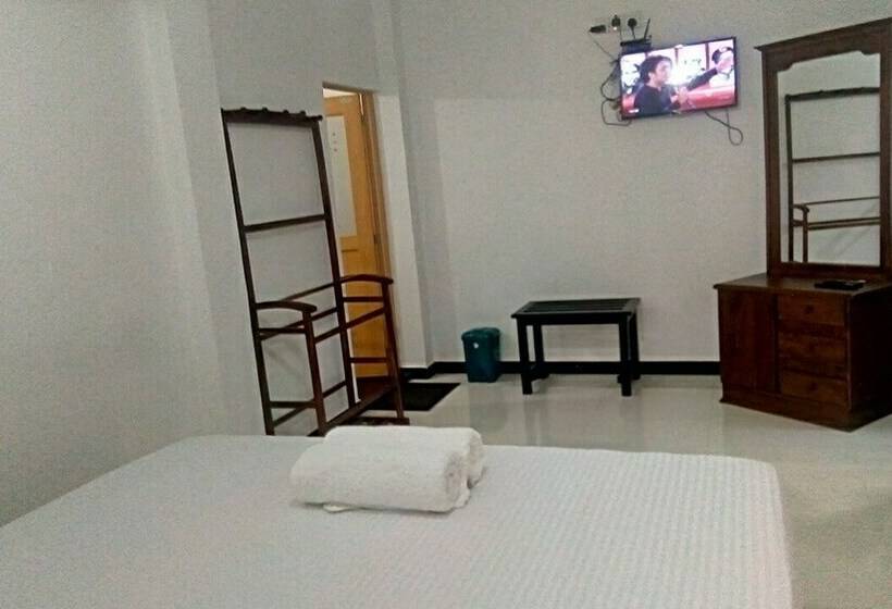 اتاق لوکس با چشم‌انداز باغ, Umesh Home Stay