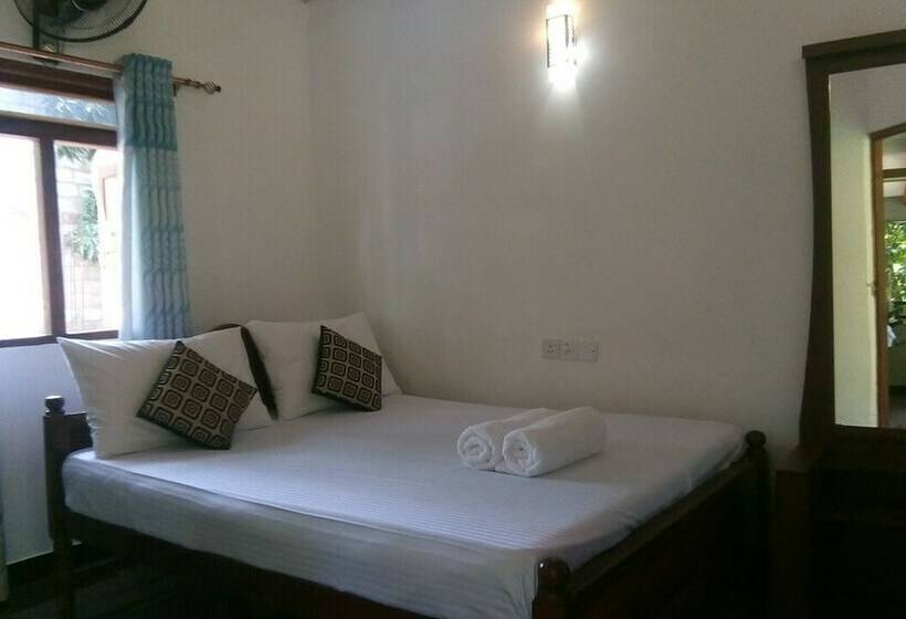 اتاق لوکس با چشم‌انداز باغ, Umesh Home Stay