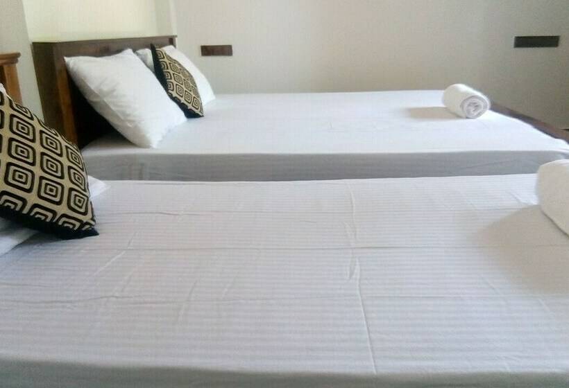 اتاق لوکس با چشم‌انداز باغ, Umesh Home Stay
