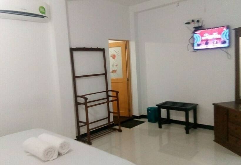 اتاق لوکس با چشم‌انداز باغ, Umesh Home Stay