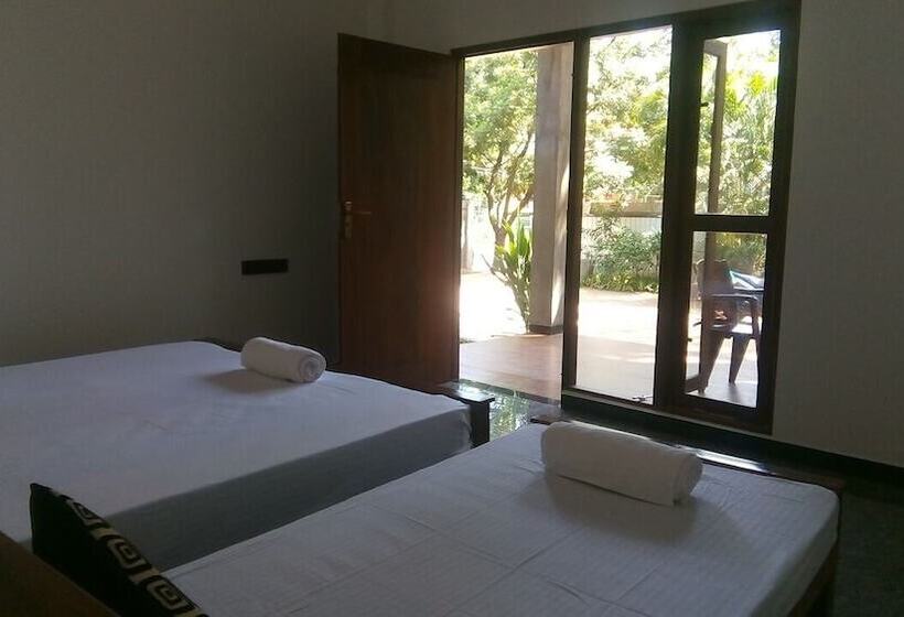اتاق لوکس با چشم‌انداز باغ, Umesh Home Stay